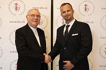 Biskupi na čele s Galisom sa po slovách bývalých zamestnancov o šikanovaní postavili za vedenie charity