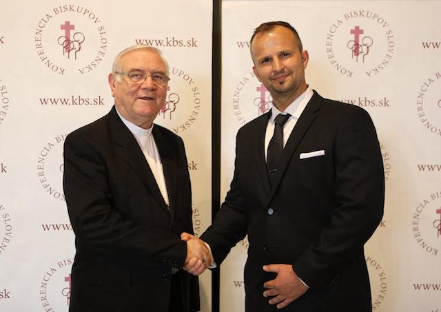 Biskupi na čele s Galisom sa po slovách bývalých zamestnancov o šikanovaní postavili za vedenie charity