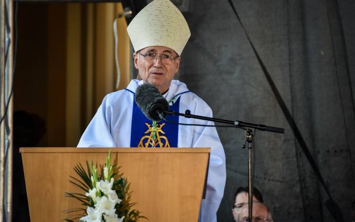 Biskup Fekete: Odkiaľ berú niektorí kňazi právo kritizovať pápeža, lebo je iný?