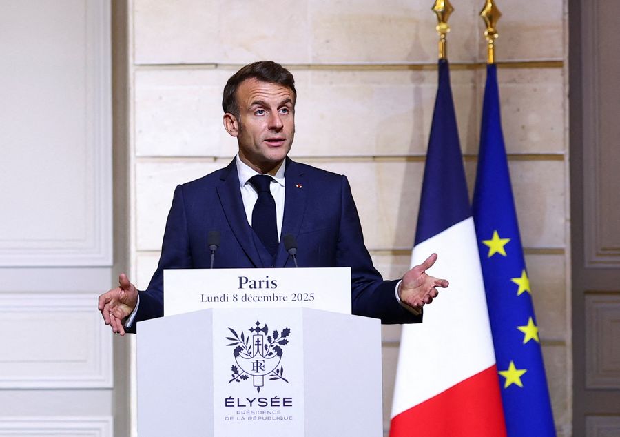 Macron navrhol politick&eacute; n&aacute;lepky pre s&uacute;kromn&eacute; m&eacute;di&aacute;, kritici hovoria o autorit&aacute;rskej kontrole