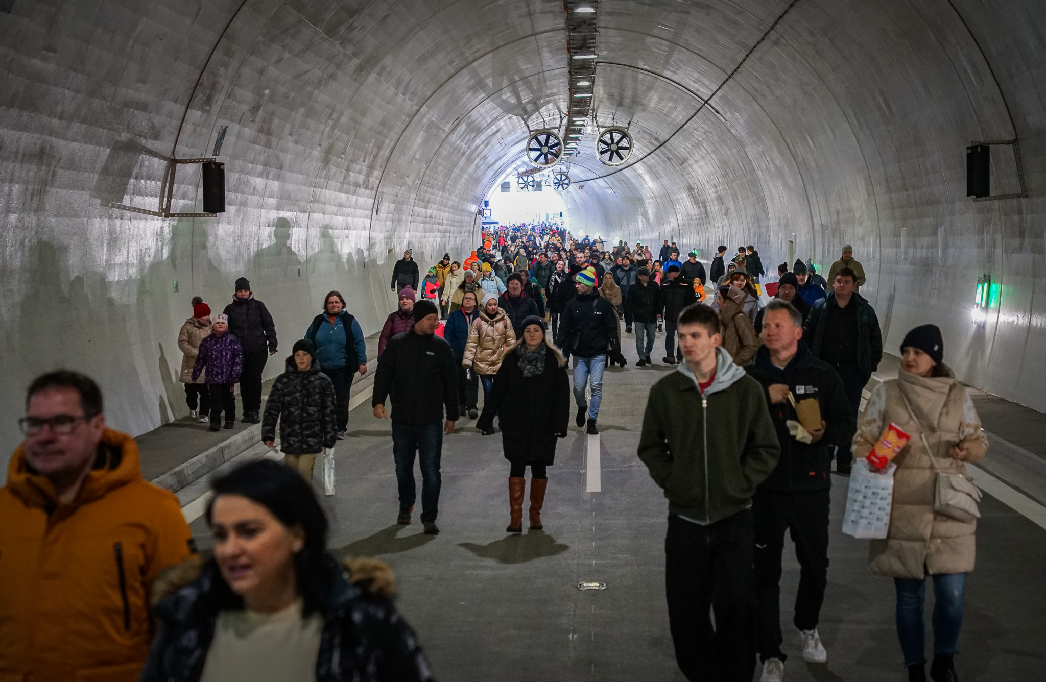 Vianočné trhy pred tunelom Višňové spôsobili kolaps dopravy. Tisícky ľudí chceli prejsť tunelom peši