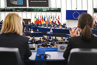 Extrémny návrh prešiel vďaka rozdeleniu ľudovcov. Proti boli Nemci, za Tuskovi europoslanci