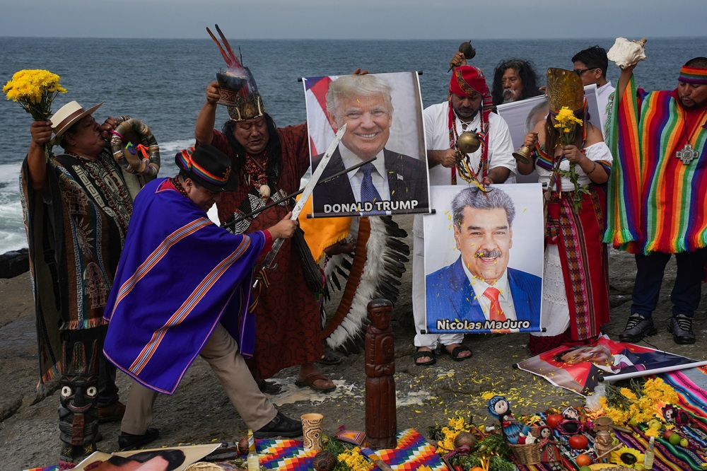 Fico hovor&iacute; o rozklade svetov&eacute;ho poriadku, SNS o &scaron;t&aacute;tnom banditizme. PS tvrd&iacute;, že Maduro nikomu ch&yacute;bať nebude
