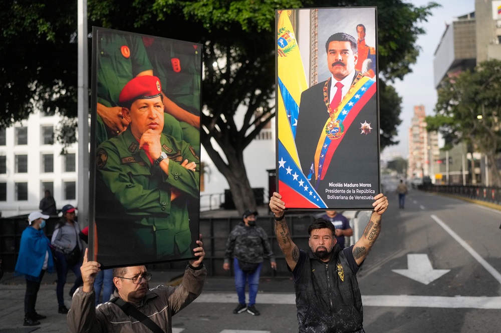 Podľa Macrona by mali Venezuelčania jasať, Rusko hovor&iacute; o agresii, &Scaron;panielsko chce robiť medi&aacute;tora