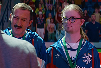 Športová komédia, v ktorej je aj inklúzia, aj grantový podvod na paraolympiáde, aj svadba na konci