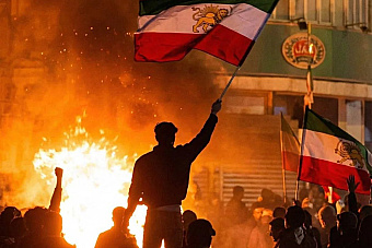 Lekári hlásia stovky mŕtvych, márnice nemajú kam ukladať telá. Čo chýba, aby padla islamská republika?