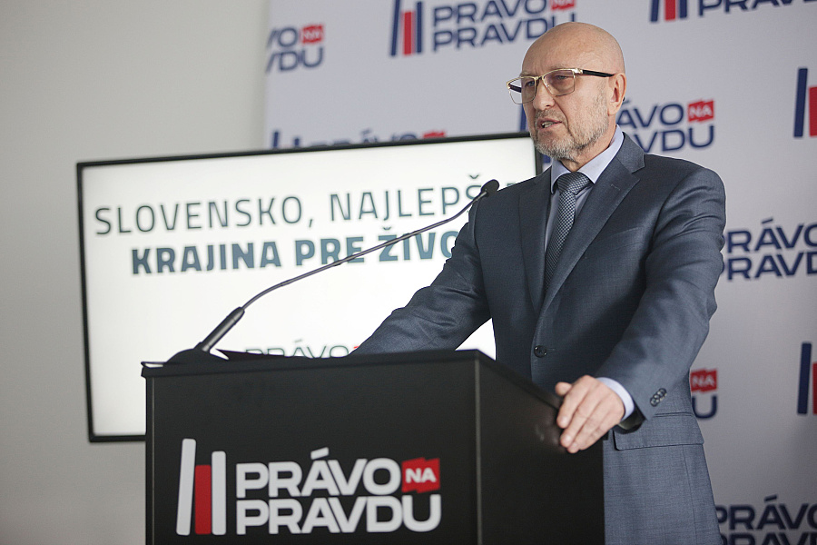 Ocenia voliči, že si šéf môže dovoliť platiť Právo na pravdu z vlastného?