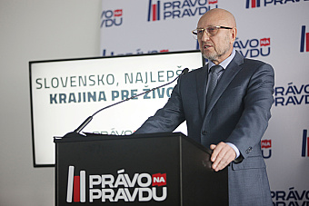 Ocenia voliči, že si šéf môže dovoliť platiť Právo na pravdu z vlastného?