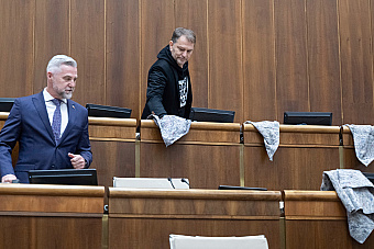 Koalícia chce obmedziť rozpravu a pokutovať poslancov, fúkať však nebudú