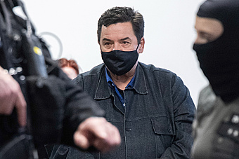 Čítať sa budú aj správy z Threemy, rozhodol nový senát v závere prvého dňa
