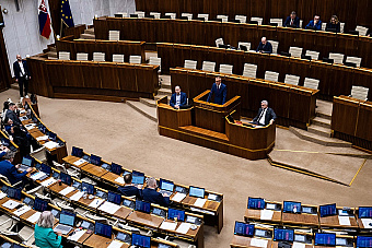 Parlamenty v Európe obmedzujú rečníkov rôzne. Ten náš patrí už dnes k tým prísnejším