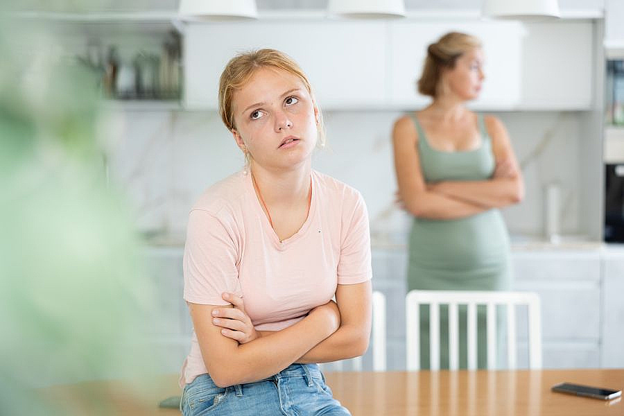Pri dcére sme asi skĺzli do „voľnej výchovy“. Teraz má dvanásť a nemá žiadne hranice. Dá sa to ešte napraviť?
