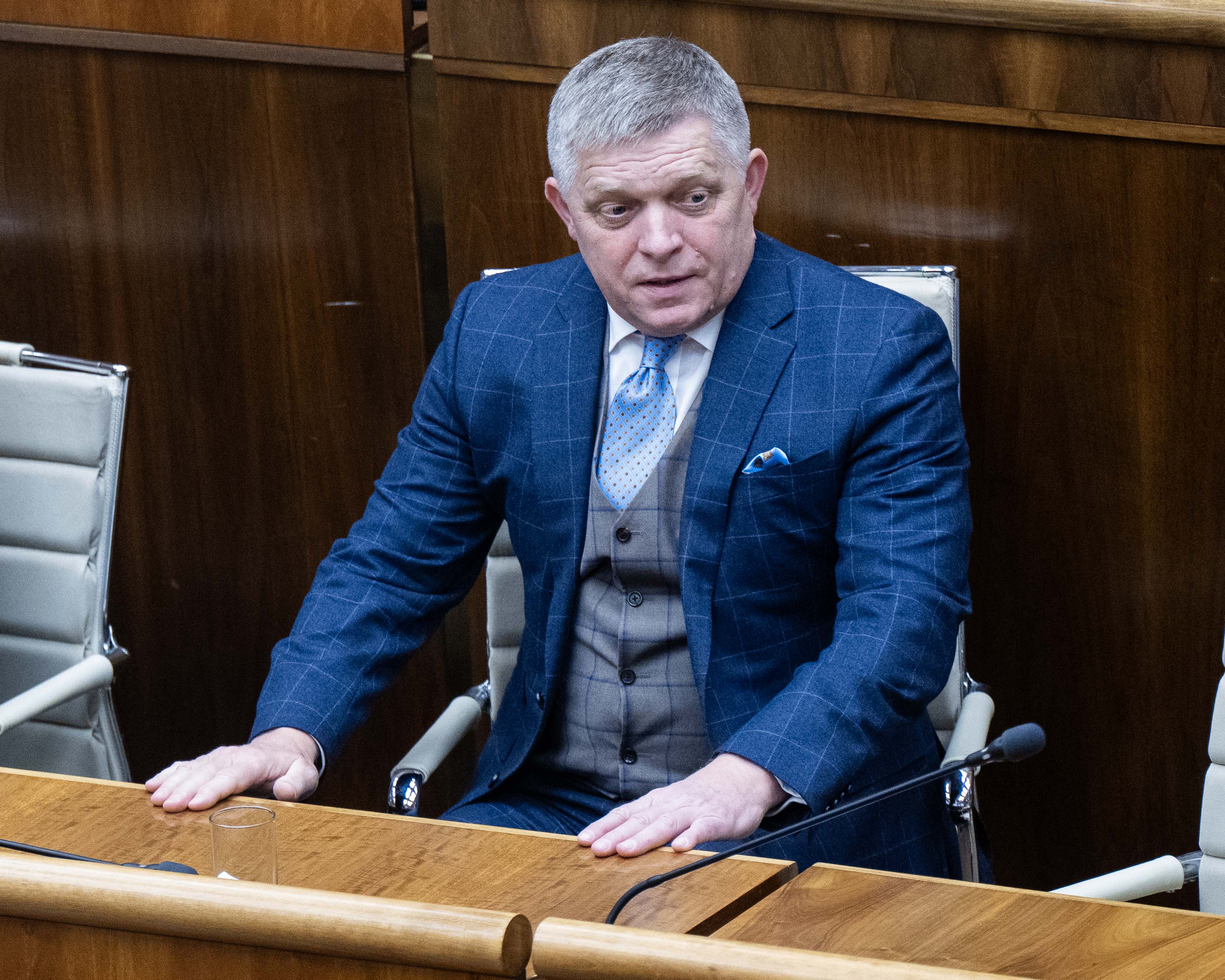 Premiér sa obhajovať neprišiel. Bartek sa odmietol ospravedlniť Mikloškovi