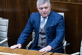 Premiér sa obhajovať neprišiel. Bartek sa odmietol ospravedlniť Mikloškovi