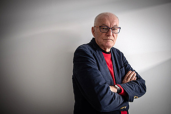 Dekoráciou bol kedysi svätý Ladislav bojujúci s Kumánmi. Dnes sú to obrovské reklamné obrazovky