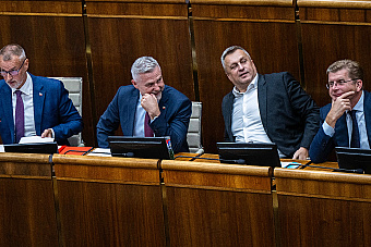 Migaľa podržalo len 46 koaličných poslancov. Hlas a SNS sa hlasovaniu vyhli