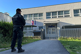 Polícia preveruje hrozby proti školám písané azbukou s fotkami zbraní