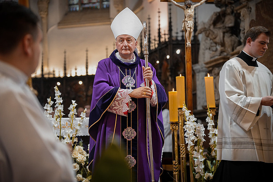 Tarnovský biskup neskoro nahlásil pedofilných kňazov, hrozí mu trojročné väzenie