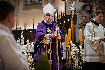 Tarnovský biskup neskoro nahlásil pedofilných kňazov, hrozí mu trojročné väzenie