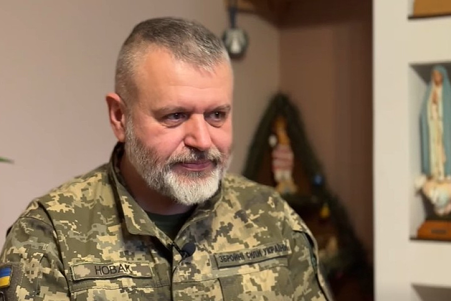 Boh je to jediné, čo vojakom v zákopoch zostáva. Nikde som nevidel, že by bol chválený viac