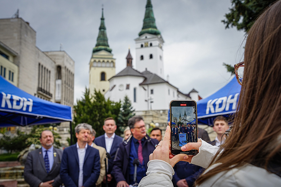 Výmena šéfa sa nechystá, treba upokojiť regióny. Črtá sa lekársky súboj o podpredsedu