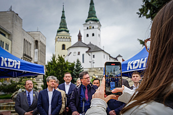 Výmena šéfa sa nechystá, treba upokojiť regióny. Črtá sa lekársky súboj o podpredsedu