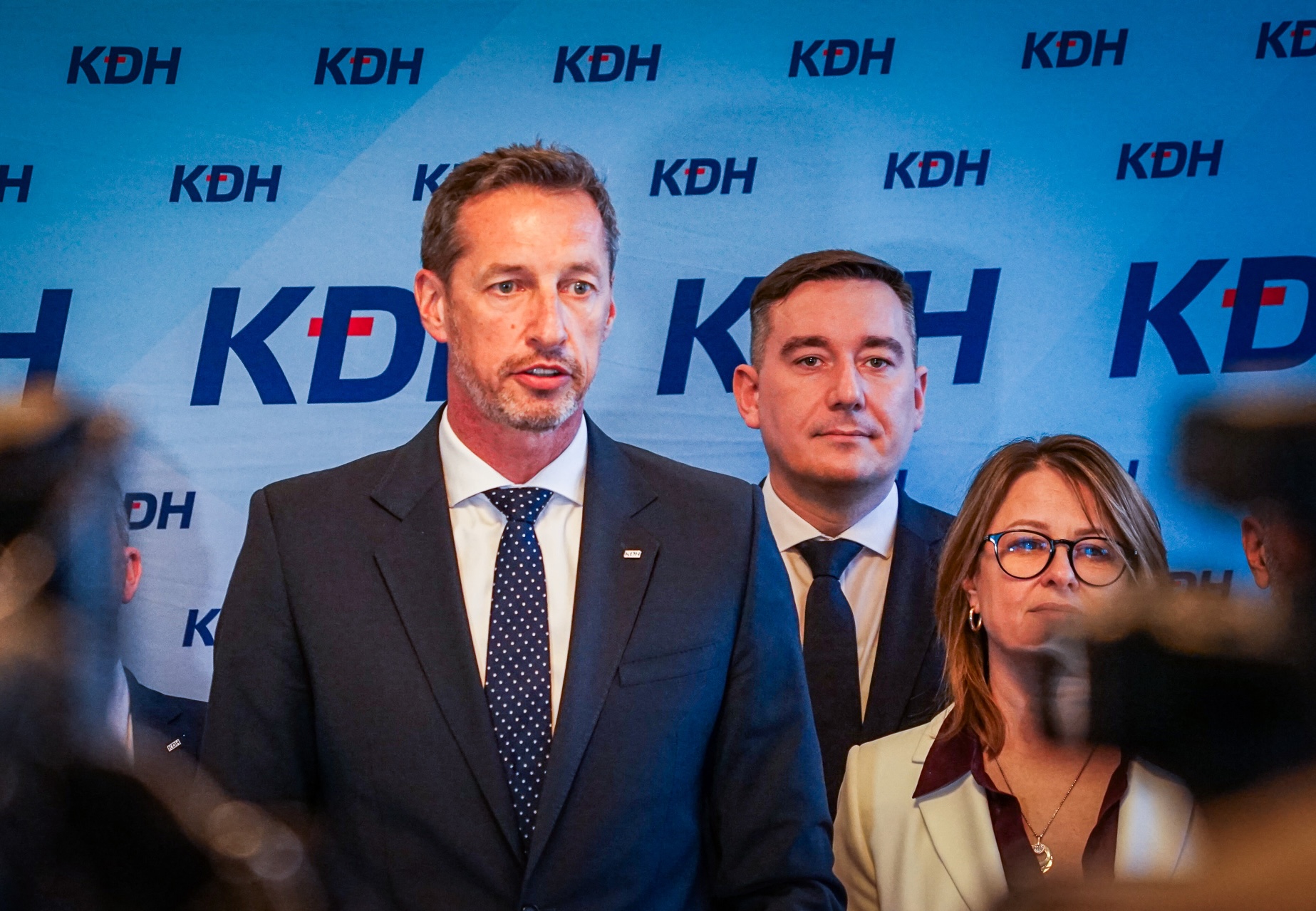 Hajko kritizoval Majersk&eacute;ho, ten pon&uacute;kol svoju funkciu. Deleg&aacute;ti uznesen&iacute;m vyl&uacute;čili Smer, Hlas a SNS