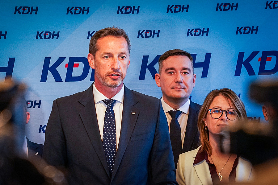 Hajko kritizoval Majerského, ten ponúkol svoju funkciu. Delegáti uznesením vylúčili Smer, Hlas a SNS