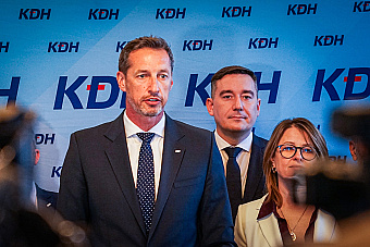 Hajko kritizoval Majerského, ten ponúkol svoju funkciu. Delegáti uznesením vylúčili Smer, Hlas a SNS