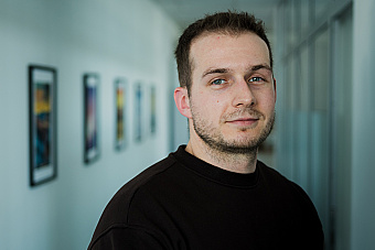 Máme klientov aj nad osemdesiat rokov. Môžem potvrdiť, že silový tréning skutočne predlžuje život