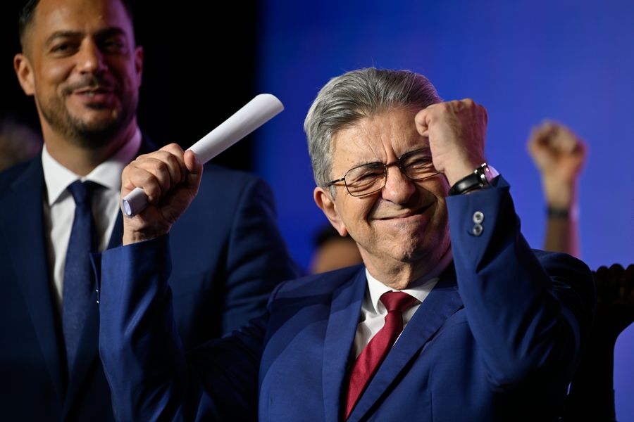 Centristi obhájili pozície, Le Penovej strana zosilnela na juhu, Mélenchon si vynucuje spoluprácu ľavice
