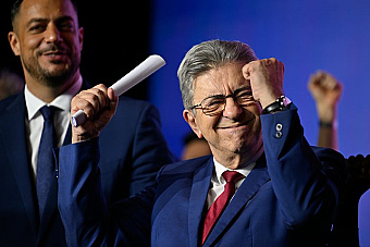 Centristi obhájili pozície, Le Penovej strana zosilnela na juhu, Mélenchon si vynucuje spoluprácu ľavice