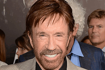 Chuck Norris, ktorý sa preslávil v seriáli Walker, texaský ranger, zomrel vo veku 86 rokov