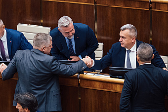 Fico uvažuje o rekonštrukcii vlády. Zúfalo nariekaš, že to nevieš riešiť. Tak načo si premiér? odkázal šéf SNS