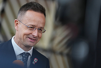 Vnucovať sa Rusom, ešte cez maďarského ministra, je nehodné slovenského štátnika