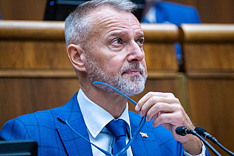 Nevieme k tomu Fica donútiť, hovorí Raši. Parlament sa stal handrou vlády, kritizuje Šimečka