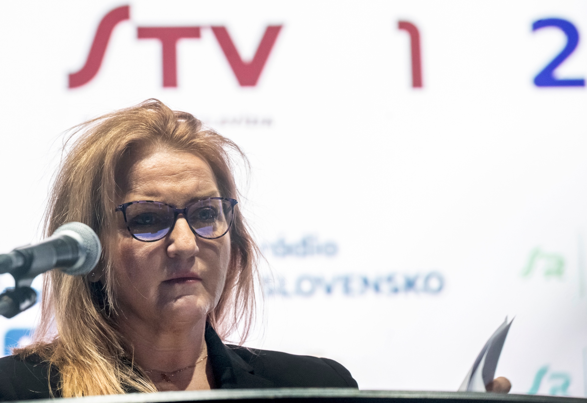 Flašíková praje kritickým umelcom veľa úspechov mimo STVR, Janků ich prirovnáva k lotrovi Barabášovi