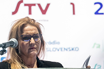 Flašíková praje kritickým umelcom veľa úspechov mimo STVR, Janků ich prirovnáva k lotrovi Barabášovi