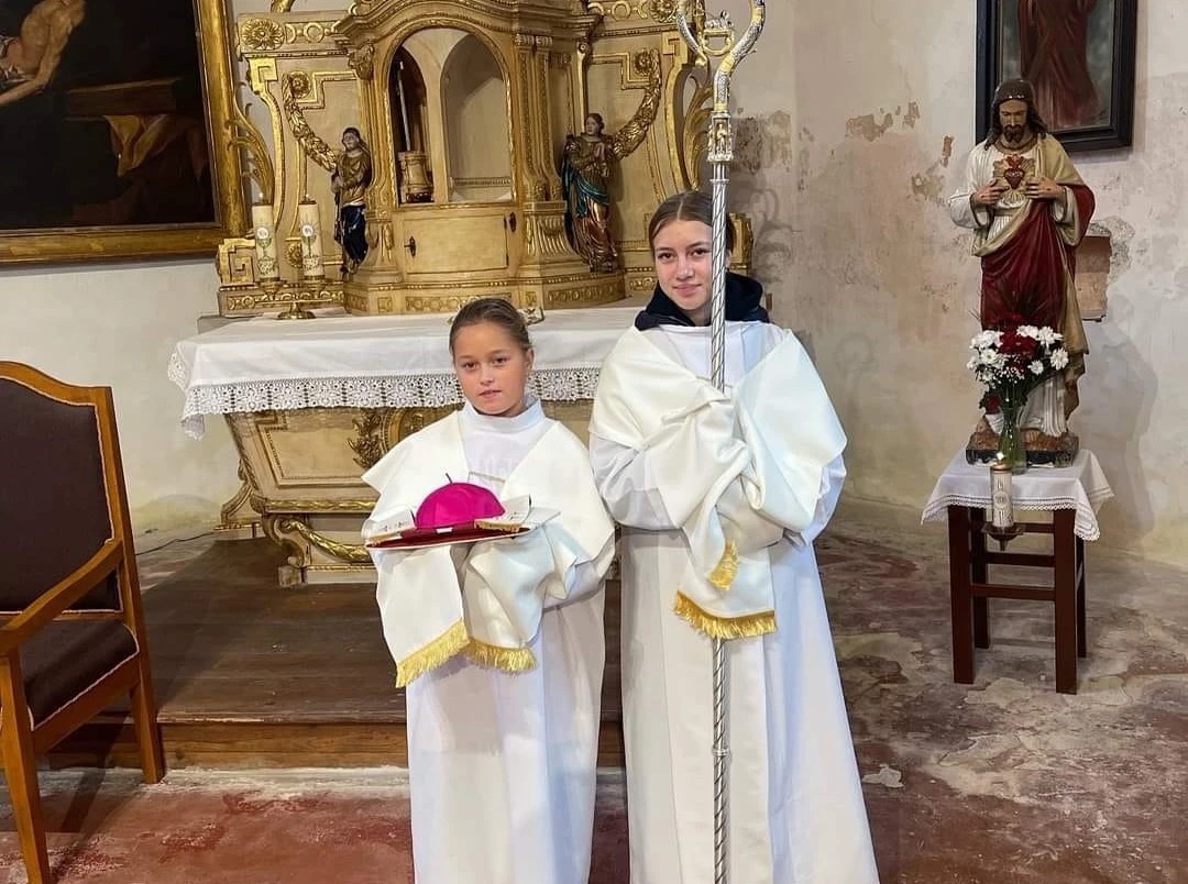 Dievčat&aacute; mini&scaron;trovali už aj pri biskupovi. Bolo by ponižuj&uacute;ce poslať ich preč, hovor&iacute; kňaz z Liptova