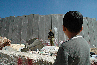 Múrom je oddelený Jeruzalem od Betlehema. Palestínska kresťanka sa postavila izraelským osadníkom. Rastie hrozba vyhnania kresťanov zo Svätej zeme
