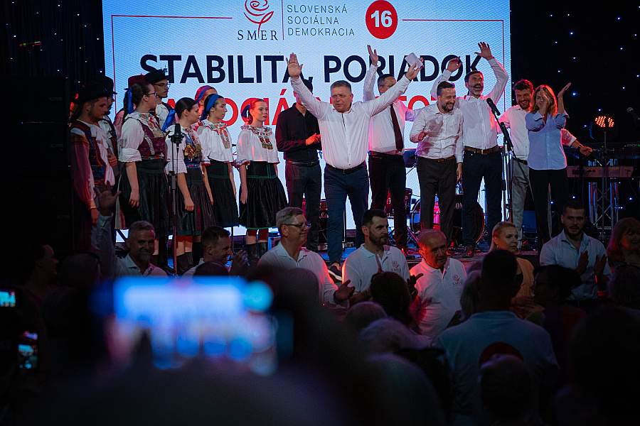 V zákulisí prúdil alkohol potokom a boli tam aj drogy
