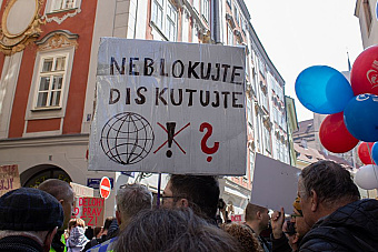 V Prahe sa konal Pochod za život, rodinám s deťmi museli pomôcť ťažkoodenci