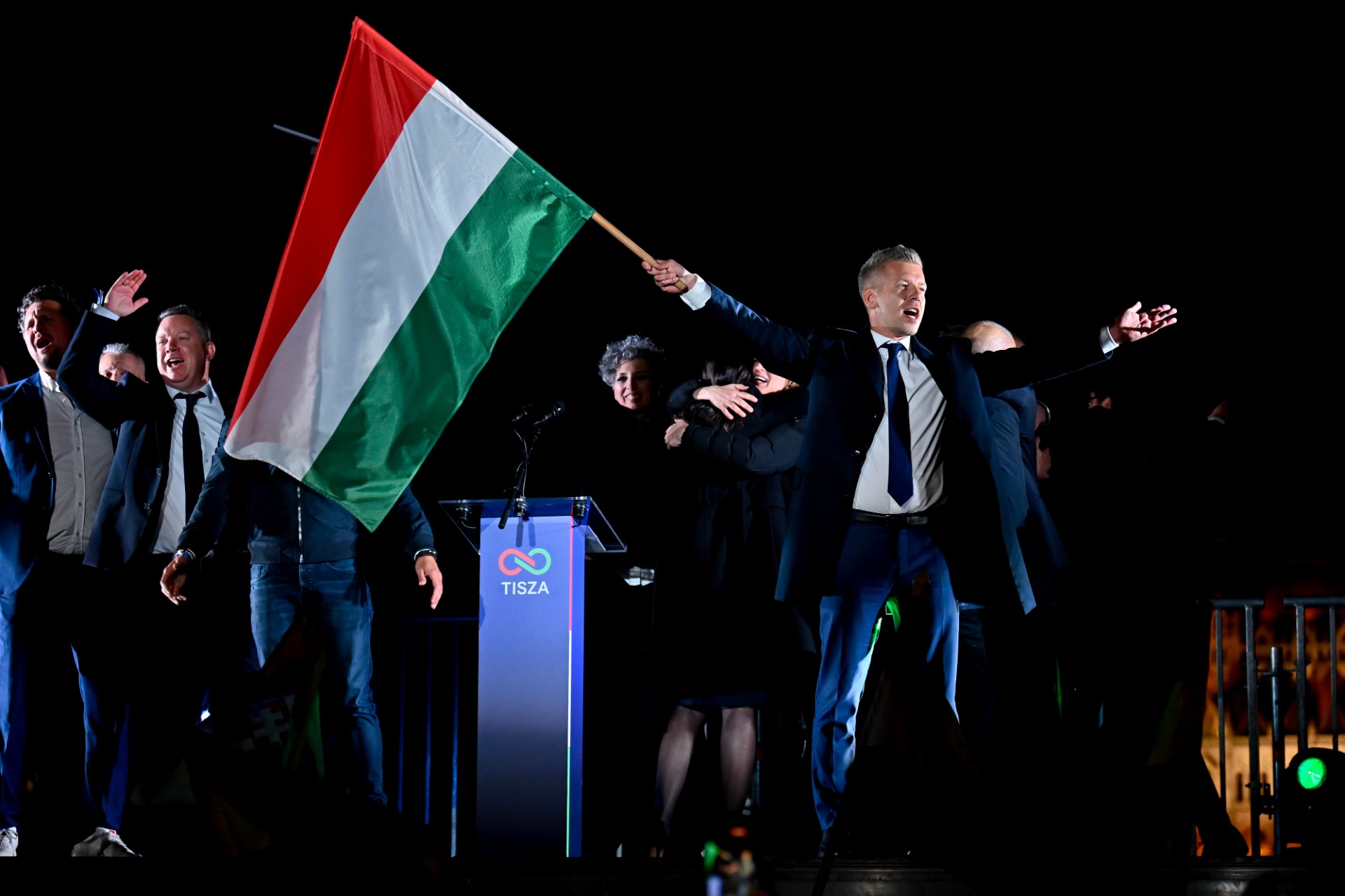 Oslobodili sme Maďarsko od Orbánovho režimu, vyhlásil Magyar, ktorý získal ústavnú väčšinu
