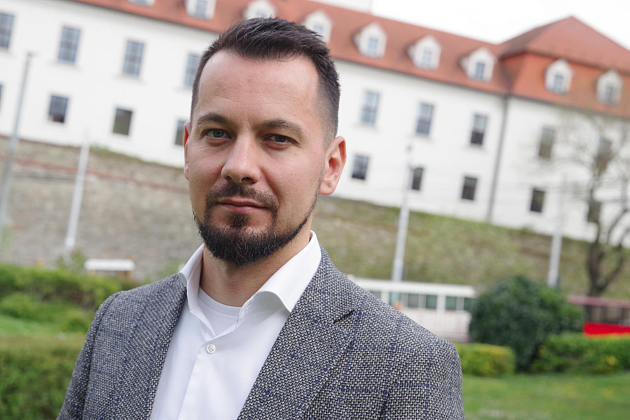 Otázky som navrhol ja, bola to jediná možná cesta. Ale uznávam, že kostrbatá