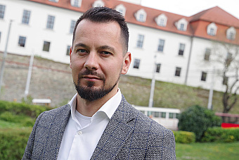 Otázky som navrhol ja, bola to jediná možná cesta. Ale uznávam, že kostrbatá