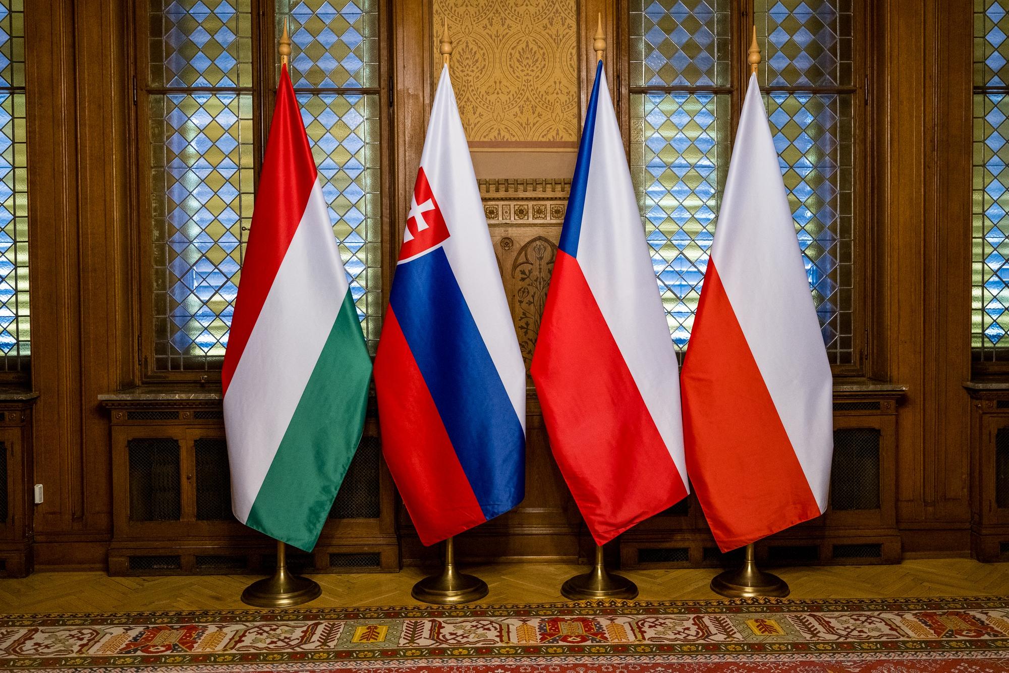 Sme iba zaostalí a nezrelí alebo je národné cítenie našou oporou a symbolom odporu?