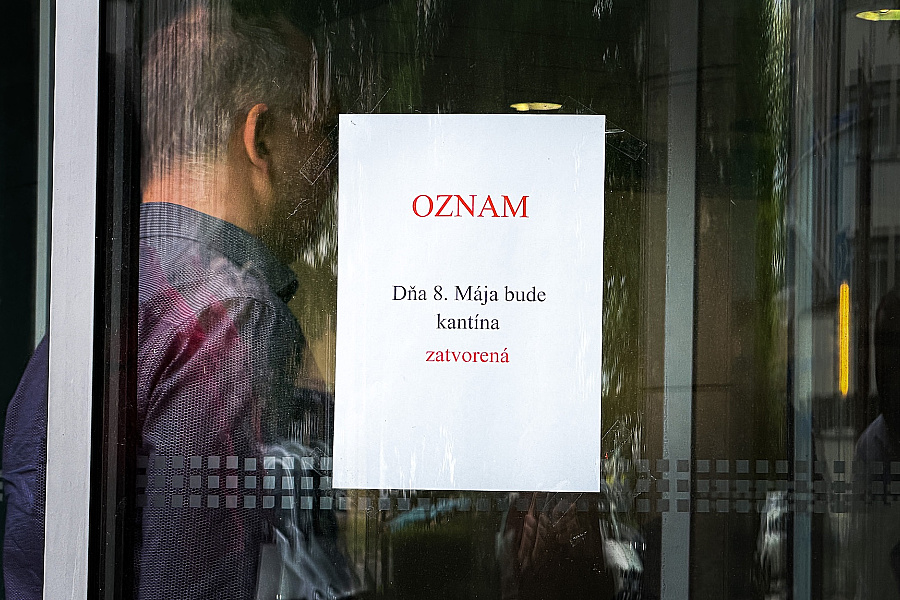 Vláda voľno zrušila, mnohé verejné inštitúcie aj tak zostanú zatvorené a nemocnice odložia operácie