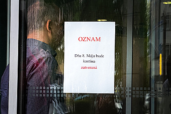 Vláda voľno zrušila, mnohé verejné inštitúcie aj tak zostanú zatvorené a nemocnice odložia operácie