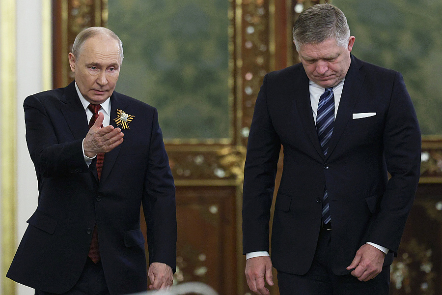 Fico a Putin, ktorý vyliezol z bunkra