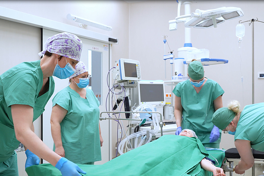 Takmer tritisíc lekárov pracuje aspoň na troch miestach naraz. Kontrolóri sa pýtajú, ako to stíhajú